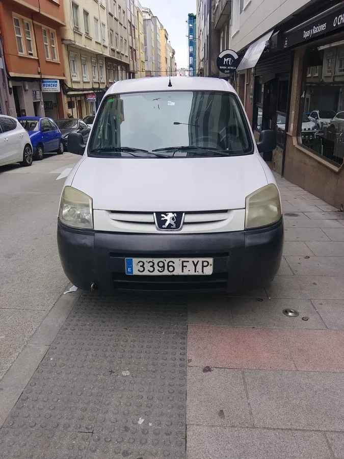 Vehículo de trabajo de Fontanería Maxi listo para desplazamientos en A Coruña